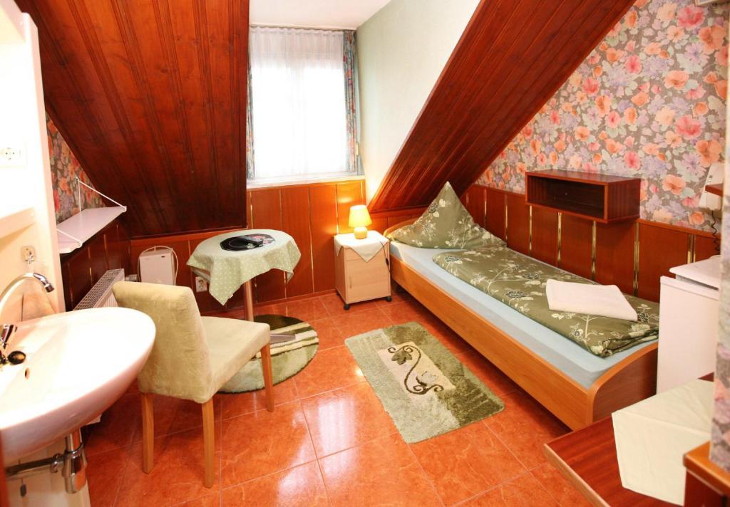 Hotel-Pension Klaer Speyer Rum bild